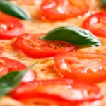 Pizza con tomate en rodajas